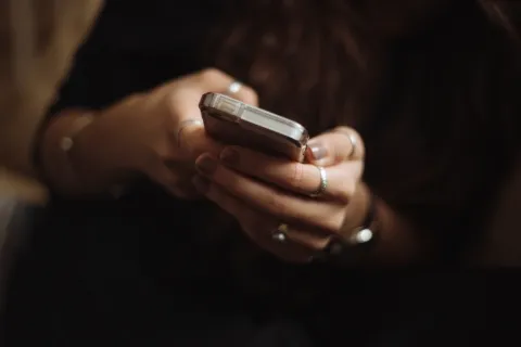 شاشة هاتف تظهر تطبيق بنكي محمي بكلمة سر وبصمة الإصبع