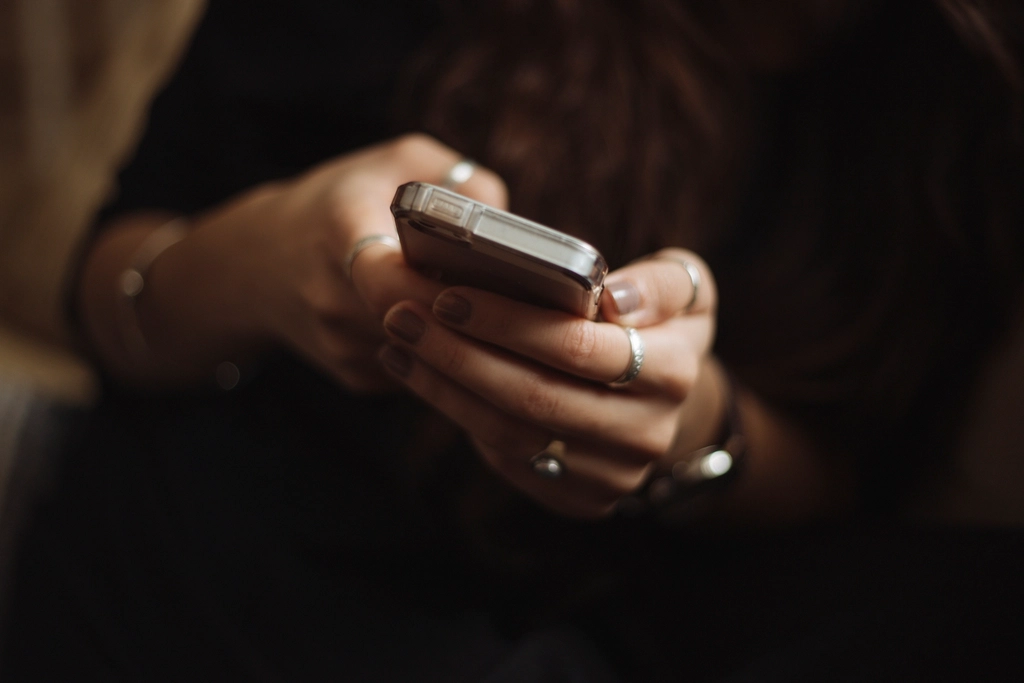 شاشة هاتف تظهر تطبيق بنكي محمي بكلمة سر وبصمة الإصبع