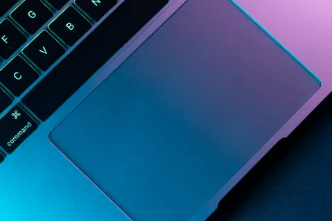 شاشة حاسوب محمول تعرض واجهة محادثة ذكاء اصطناعي على مكتب عمل حديث