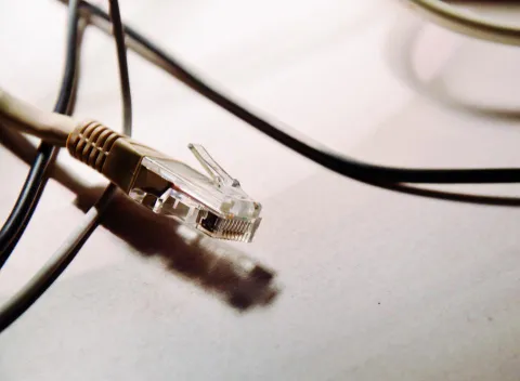 توصيل كابل شبكة Ethernet في منفذ اللابتوب بنظام ويندوز 11
