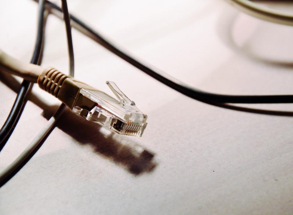 توصيل كابل شبكة Ethernet في منفذ اللابتوب بنظام ويندوز 11