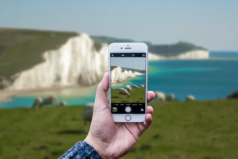 شاشة آيفون تعرض أيقونة بصمة الوجه Face ID أثناء التوثيق