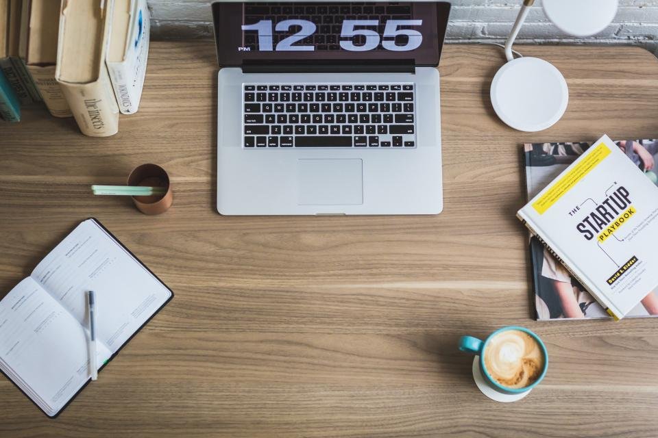 شاشة كمبيوتر تعرض واجهة إعدادات متصفح الإنترنت على مكتب حديث
