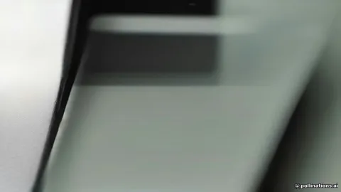 هاتف ذكي يظهر تطبيق الواتساب الرسمي