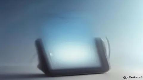 صورة لهاتف ذكي يظهر فشل تحميل أحد التطبيقات مع واجهة مستخدم حديثة