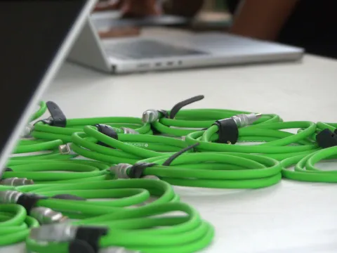 صورة مقربة لعملية شحن لابتوب حديث عبر كابل USB-C في مكتب