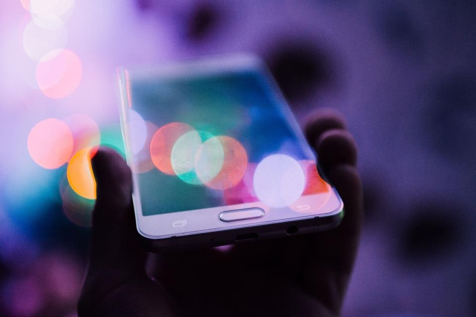 شاشة هاتف ذكي تظهر واجهة تطبيق ماي اورنج مع تفاصيل الرصيد والباقة
