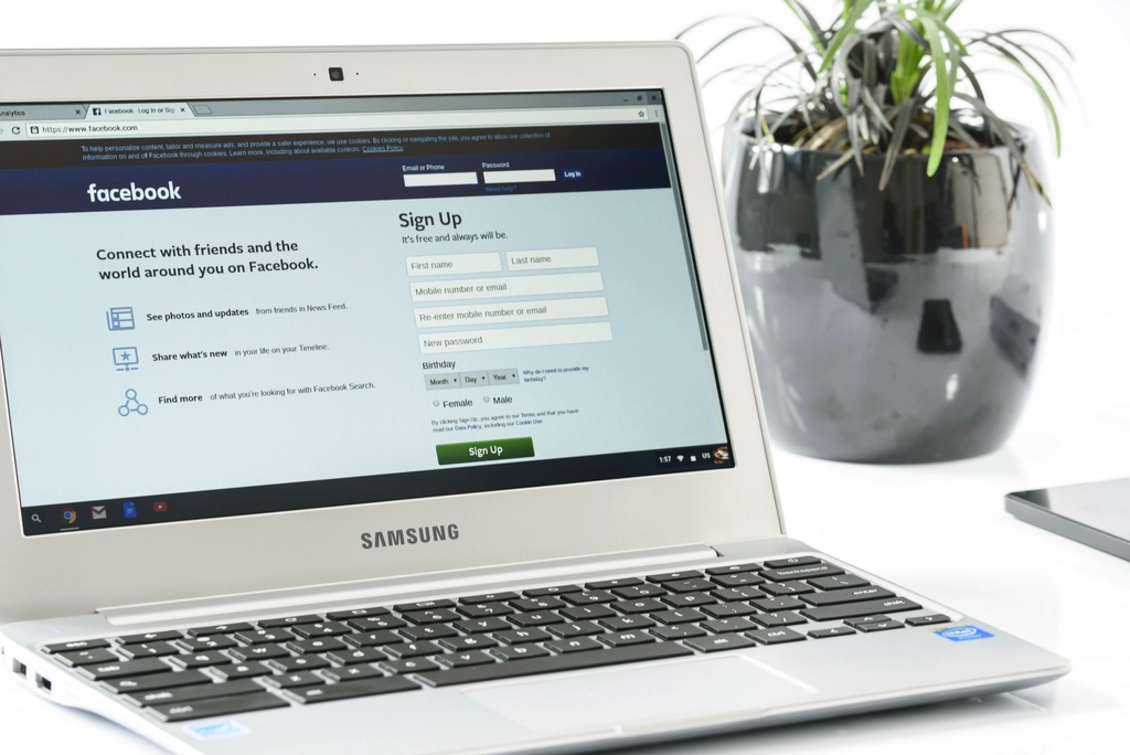 Laptop displaying screen recording software interface