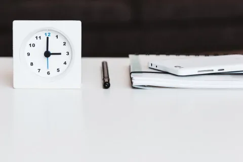 شاشة هاتف ذكي تظهر واجهة إيقاف التشغيل وإدارة الطاقة