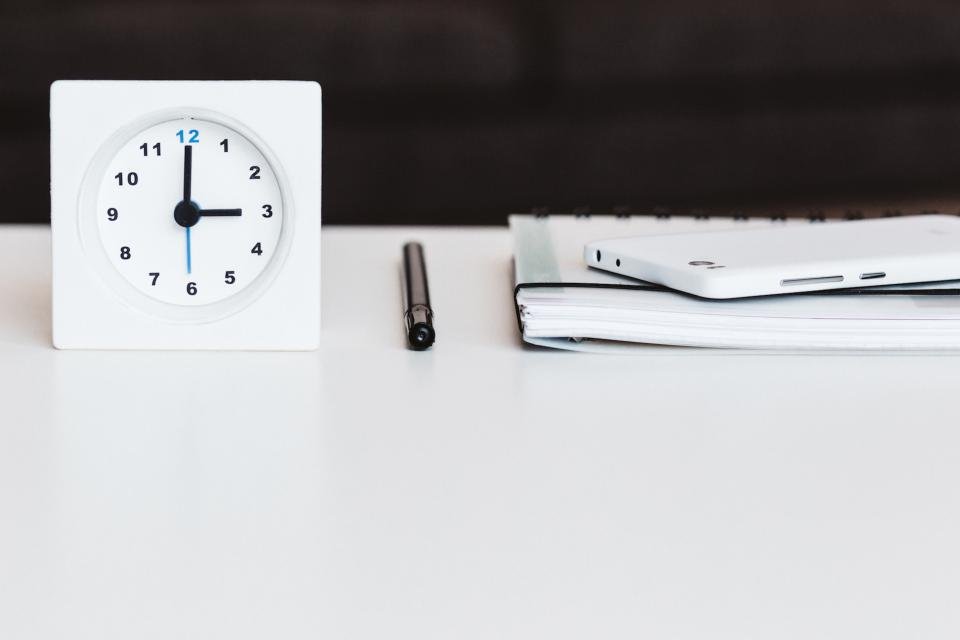 شاشة هاتف ذكي تظهر واجهة إيقاف التشغيل وإدارة الطاقة