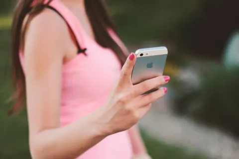 هاتف ذكي موضوع على مكتب دراسة وعمل لاستخدام تطبيقات الذكاء الاصطناعي