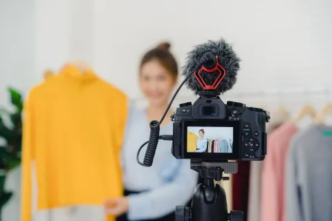 شاشة كمبيوتر تعرض اجتماعاً مرئياً عبر تطبيق زوم على مكتب حديث