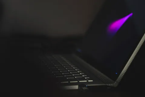 شاشة لابتوب تعرض رسالة فحص تشخيصي للأعطال في بيئة عمل تقنية