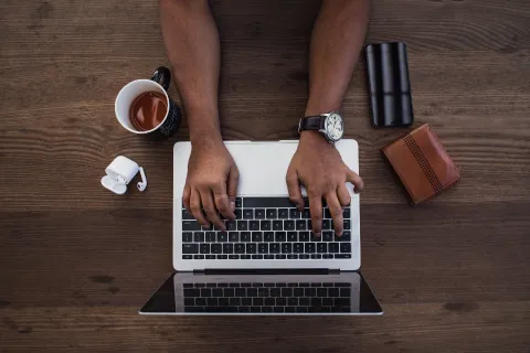 طريقة توصيل الهاتف بالكمبيوتر وحل مشاكل الظهور