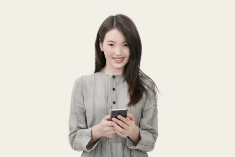 شخص يستخدم واجهة ذكاء اصطناعي على هاتفه الذكي