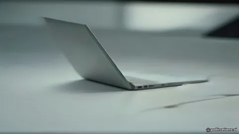 صورة تقريبية لمفتاح أمني صلب متصل بجهاز حاسوب محمول لتأمين الحسابات