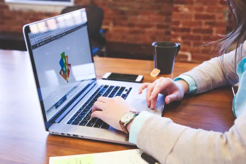 شاشة لابتوب توضح واجهة موقع تكنولوجي حديث