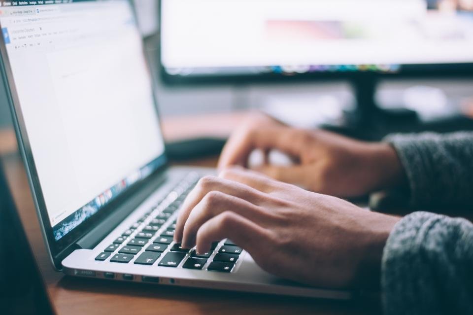 شاشة كمبيوتر تعرض واجهة إدارة وإلغاء تثبيت البرامج والتطبيقات