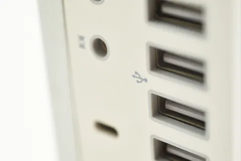 توصيل فلاشة USB بجهاز الكمبيوتر
