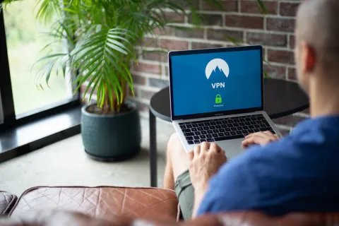 مستخدم يفحص بيانات وتحليلات على شاشة حاسوبه في مكتب عمل حديث