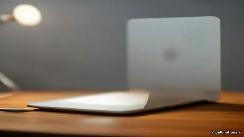 شاشة هاتف ذكي تعرض واجهة تحقق أمني على مكتب عمل حديث