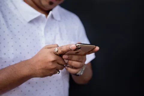 هاتف ذكي يعرض رسالة خطأ في الاتصال على الطاولة